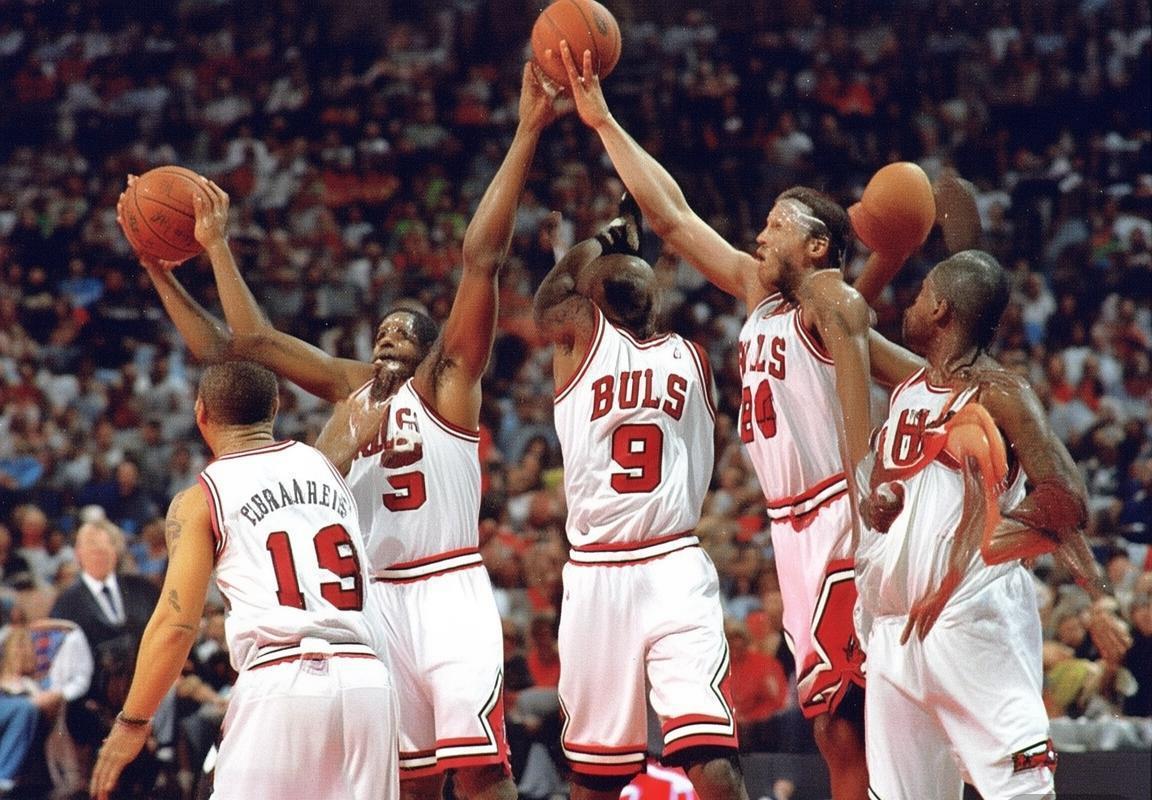 团队篮球战胜双星闪耀：老鹰对公牛一战，特雷·杨与德章泰·穆雷合砍302分不敌极致运动